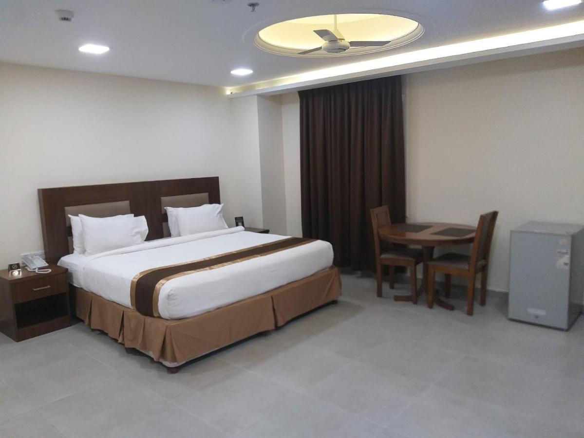 บริสตอล โฮเต็ลซาลาลาห์ Hotel ภายนอก รูปภาพ